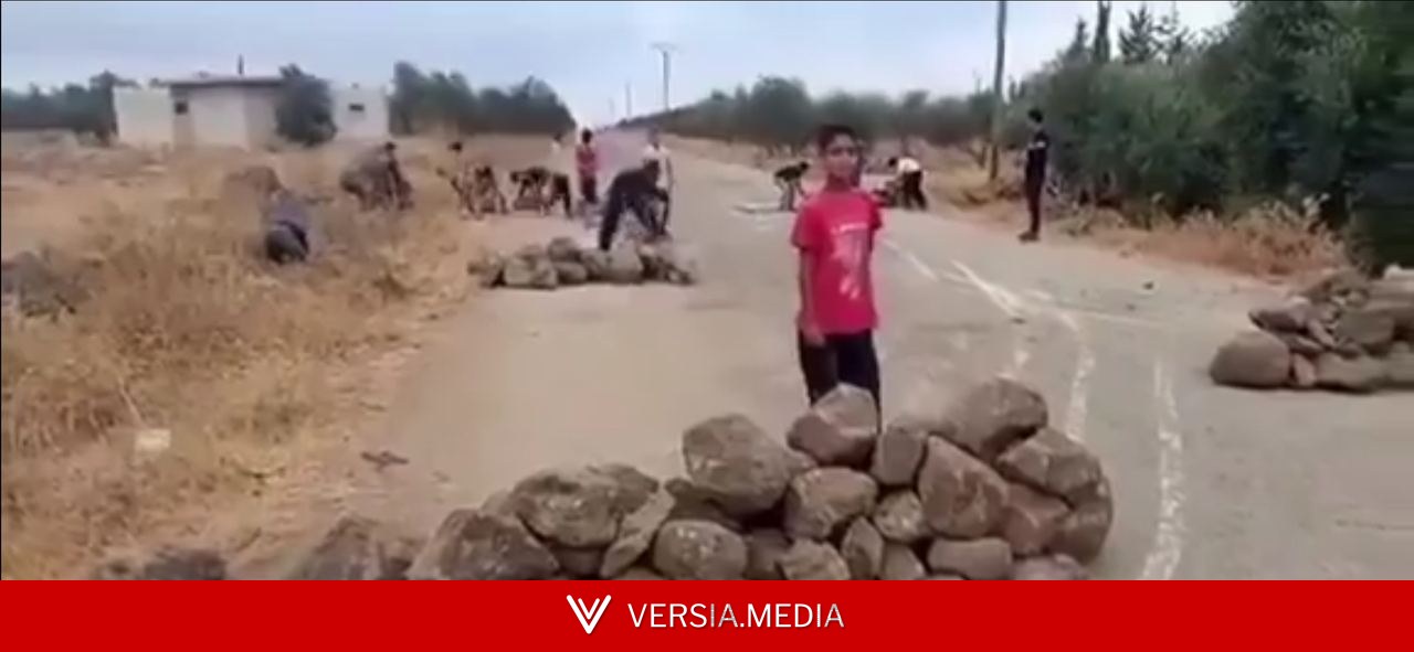 سوريا.. أطفال حوض اليرموك يقطعون الطرق بالحجارة أمام القوات الإسرائيلية (فيديو)