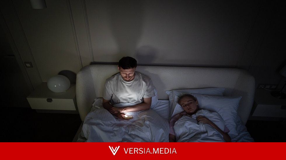طبيبة عيون: إجهاد العين الرقمي لا يرتبط بلون الشاشة بل بطريقة الاستخدام
